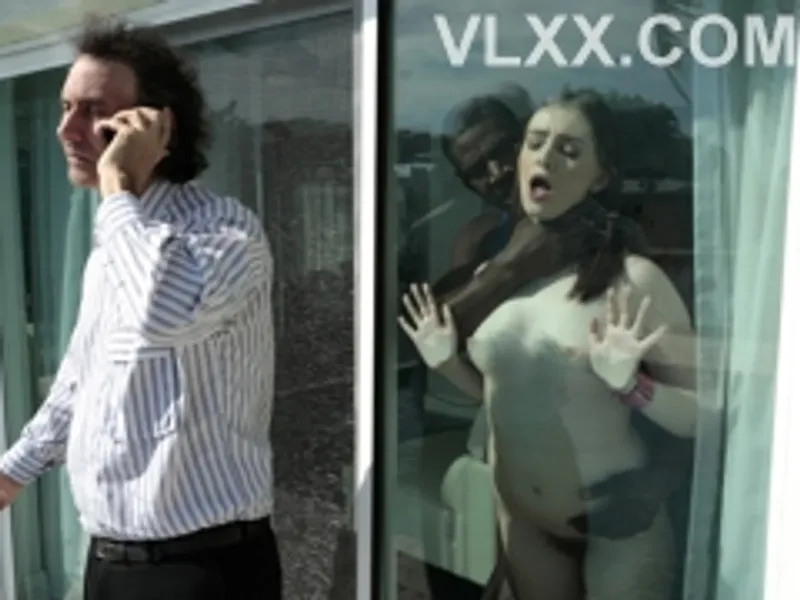 Dẫn bạn trai da đen về nhà chơi rồi ngoại tình trước mặt ba mình